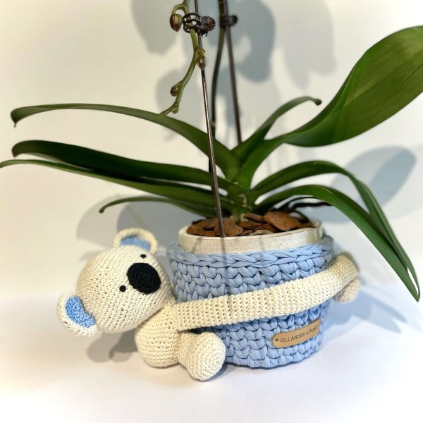 Delicada Orquídea en base de cerámica esmaltada de mango rojo envuelta en base de tejido reciclado realizado artesanalmente con un Peluche de Koala de Crochet artesanal tejido a mano.